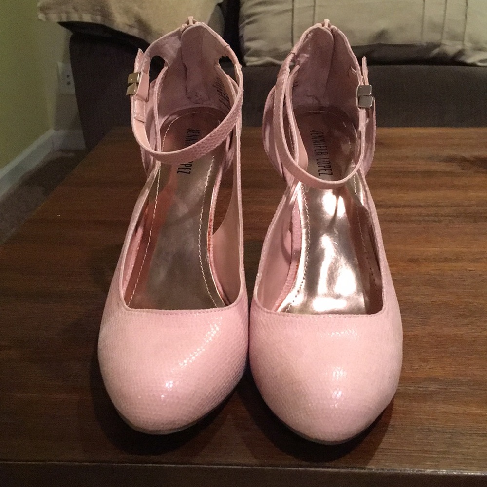 Jennifer Lopez’s pink heels